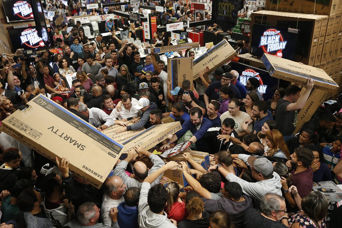 Consumers fight for TVs during the Black Friday promoted by the supermarket Extra onThursday night in Sao Paulo, southeastern Brazil, November 23, 2017. Photo: ALEX SILVA/ESTADAO CONTEUDO (Agencia Estado via AP Images)